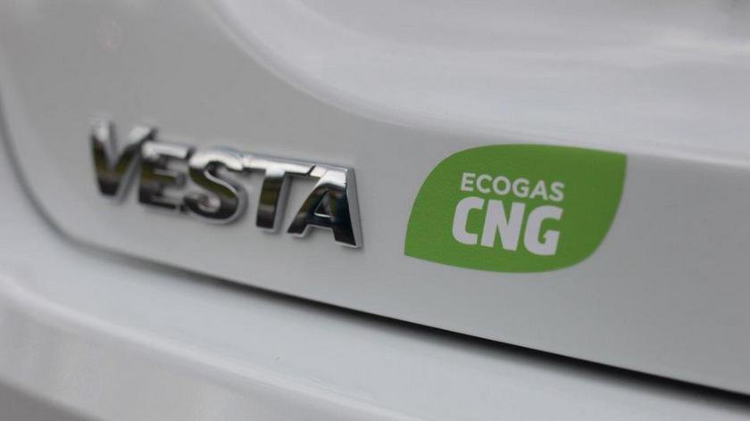 Značení, prozrazující palivo modelu, Lada Vesta CNG.