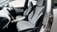 Přední sedačky vypadají pohodlně, Toyota Prius.