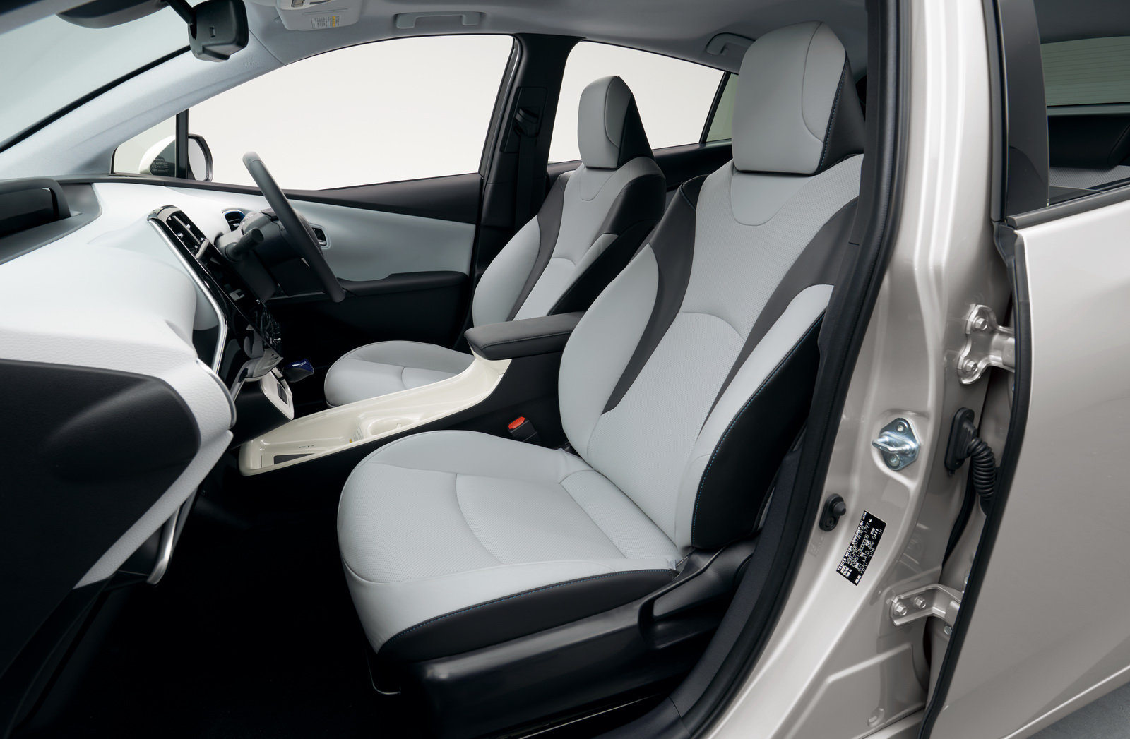 Přední sedačky vypadají pohodlně, Toyota Prius.