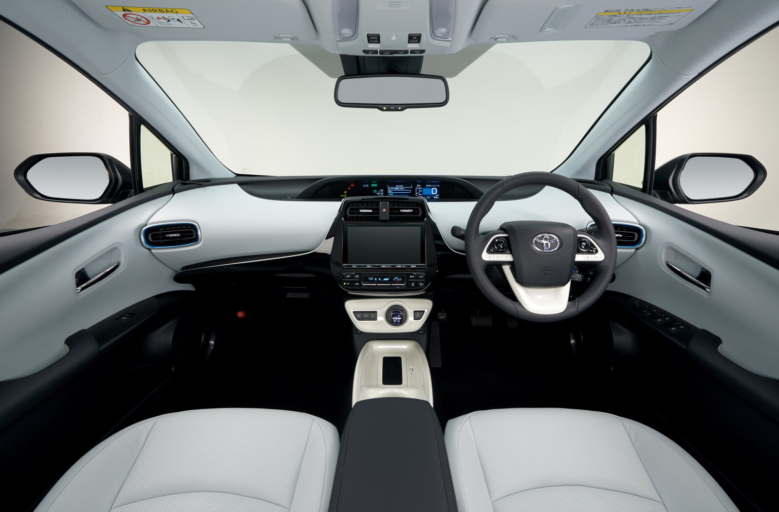Futuristický interiér s uprostřed umístěnými přístroji, Toyota Prius.