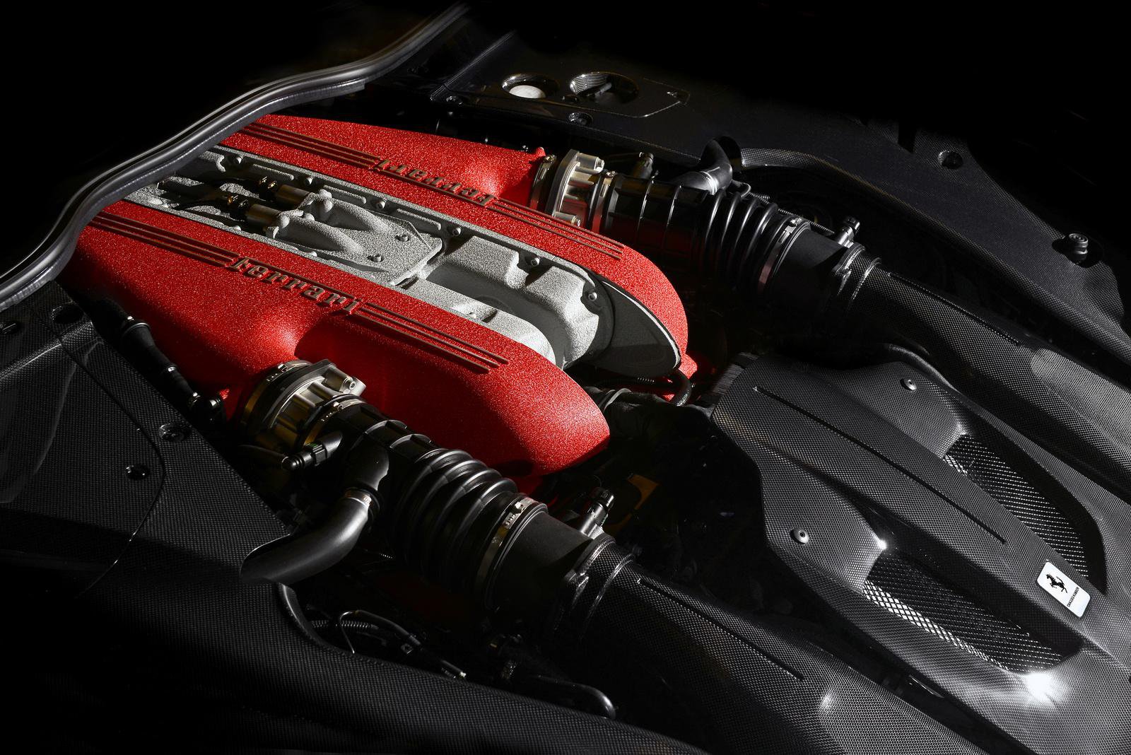 6.3litrový dvanáctiválec má 780 koní a 705 Nm, Ferrari F12tds.