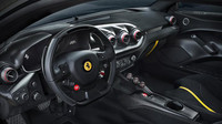 Interiér nabídne hodně karbonu a Alcantary, Ferrari F12tds.