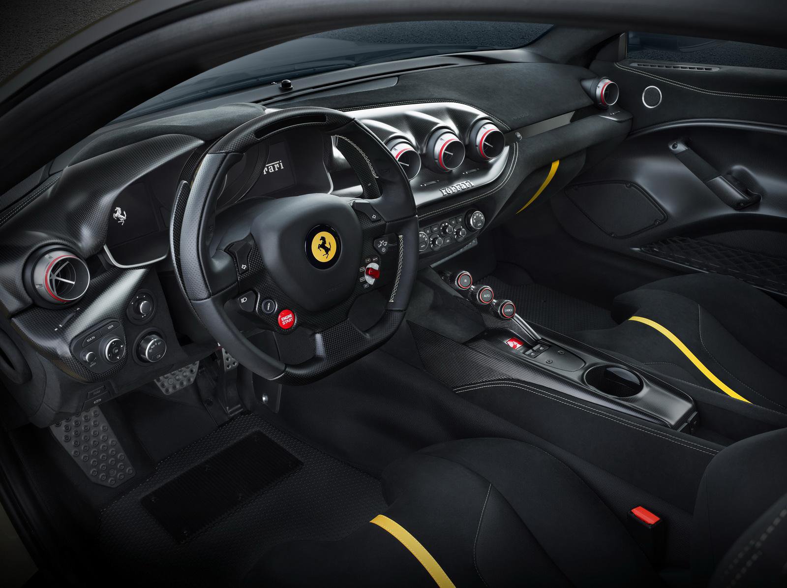 Interiér nabídne hodně karbonu a Alcantary, Ferrari F12tds.
