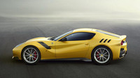 Z profilu zaujmou 20palcová kola a nové prahy dveří, Ferrari F12tds.