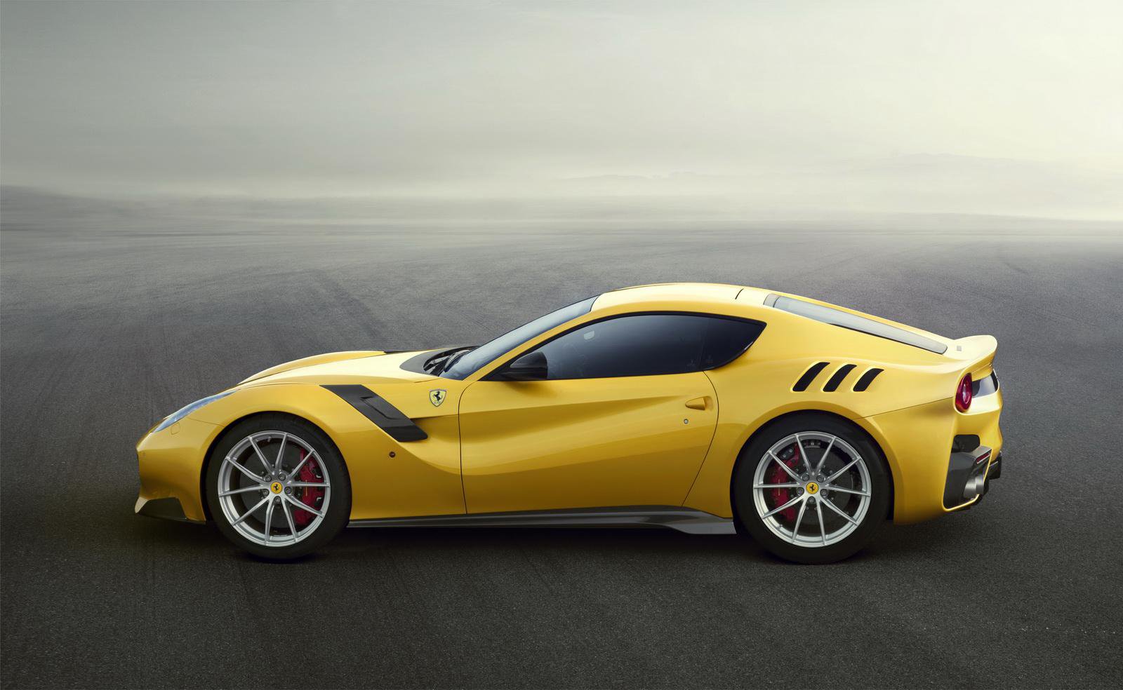 Z profilu zaujmou 20palcová kola a nové prahy dveří, Ferrari F12tds.