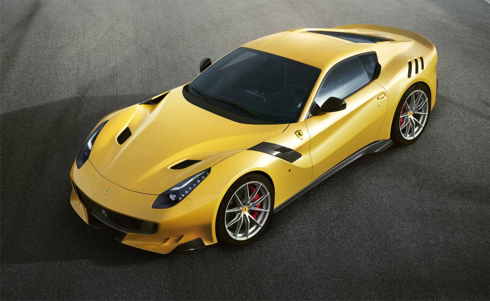 Ve žlutém laku to autu náramně sluší, Ferrari F12tds.
