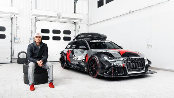 Hrdý bývalý majitel a tvůrce Audi RS6 DTM Jon Olsson se svým autem.