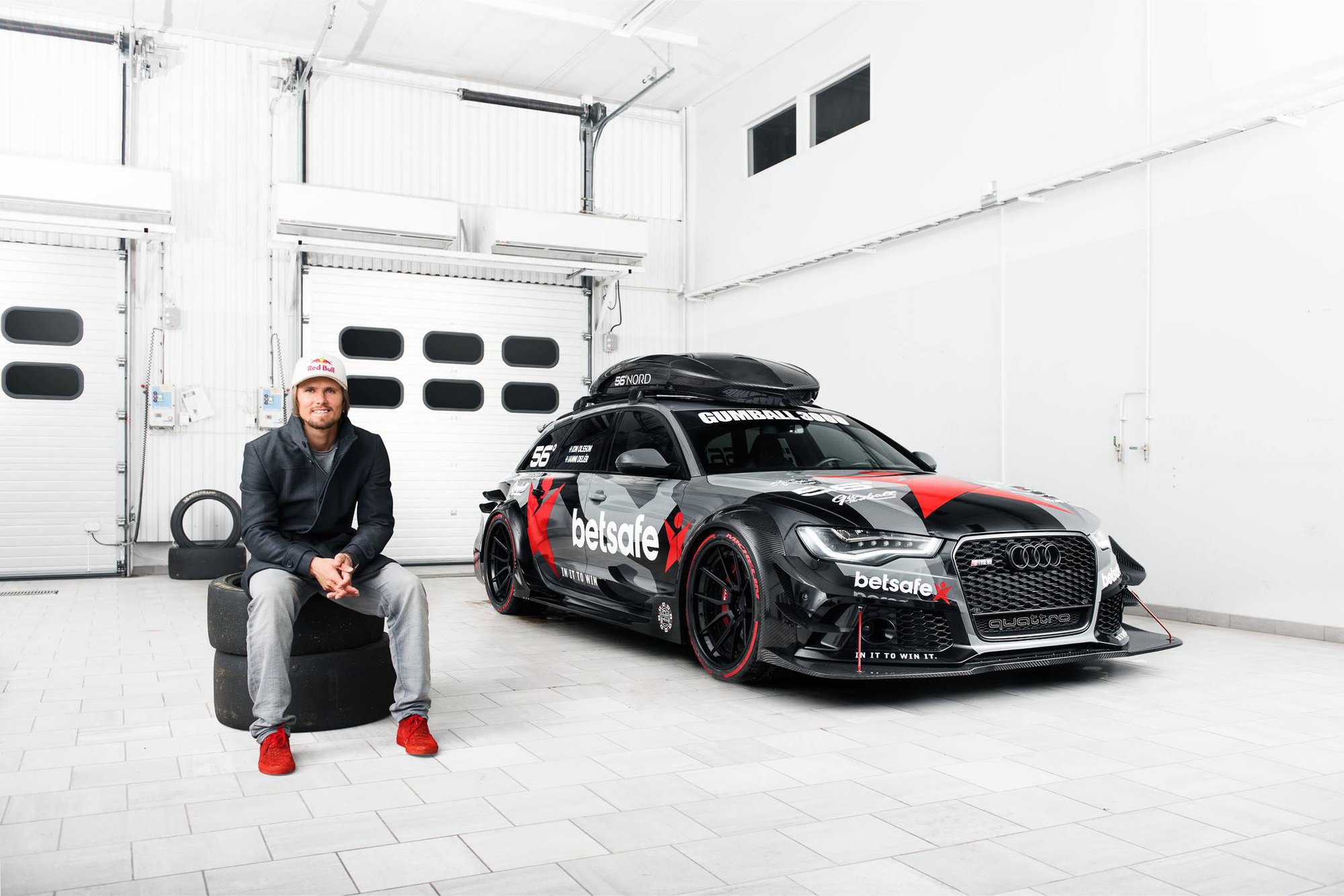 Hrdý bývalý majitel a tvůrce Audi RS6 DTM Jon Olsson se svým autem.