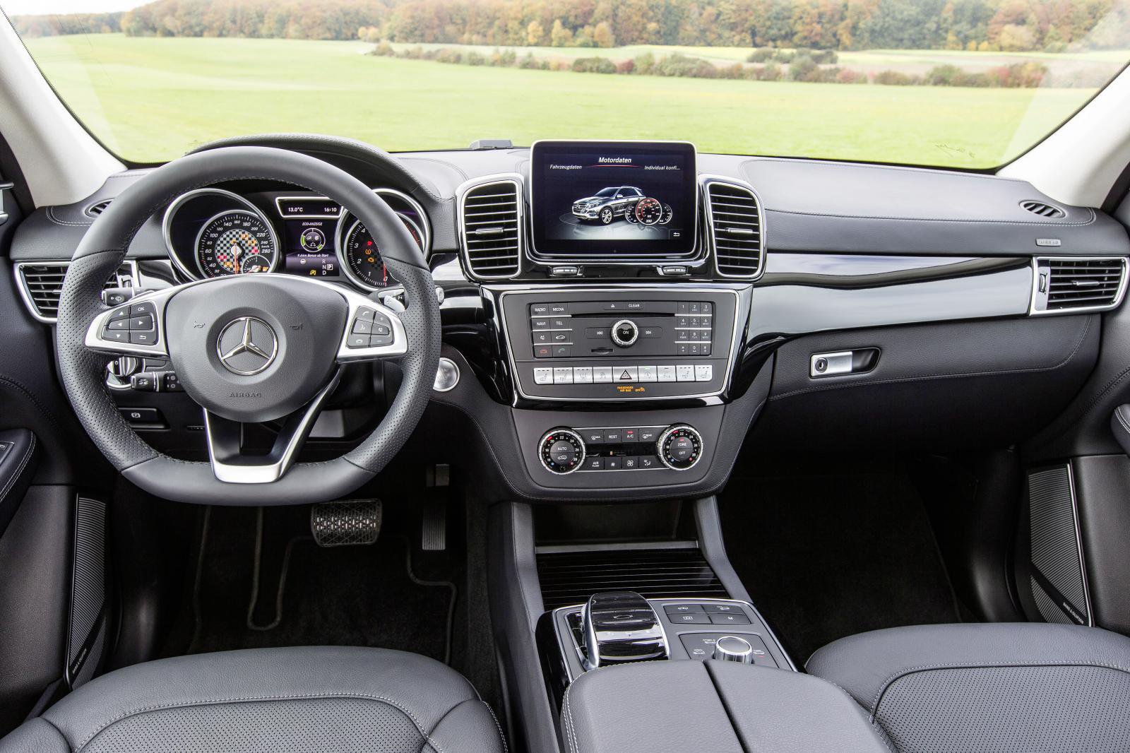 Sportovní volant a nové dekory, Mercedes-Benz GLE 450 AMG.