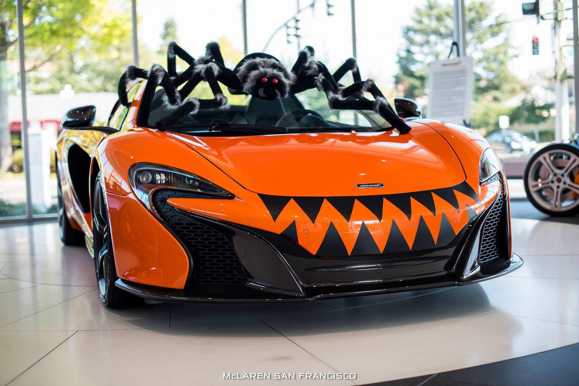 McLaren 650S jako součást halloweenské výzdoby showroomu