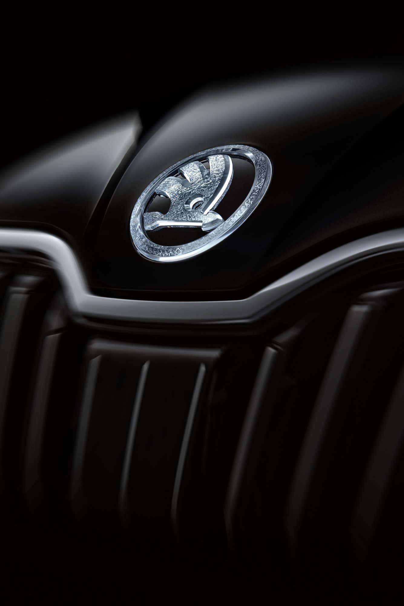 Logo automobilky je vyrobeno z křišťálového skla, Škoda Superb Black Crystal.
