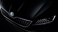 Elegantní linie jdou ruku v ruce se skleněným logem, Škoda Superb Black Crystal.