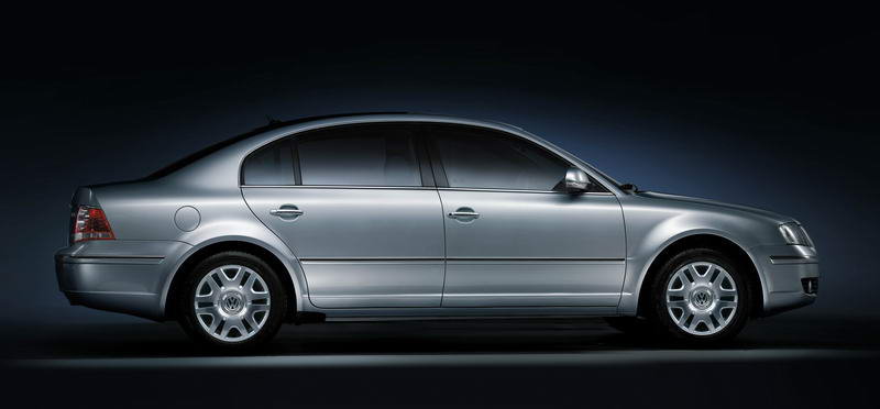 Kola sice vzhledem kopírují Phaeton, jinak je to ale Superb jak vyšitý, Volkswagen Passat Lingyu.