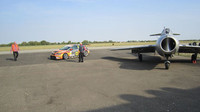 Seat Leon Cup Racer v souboji se stíhacím letounem