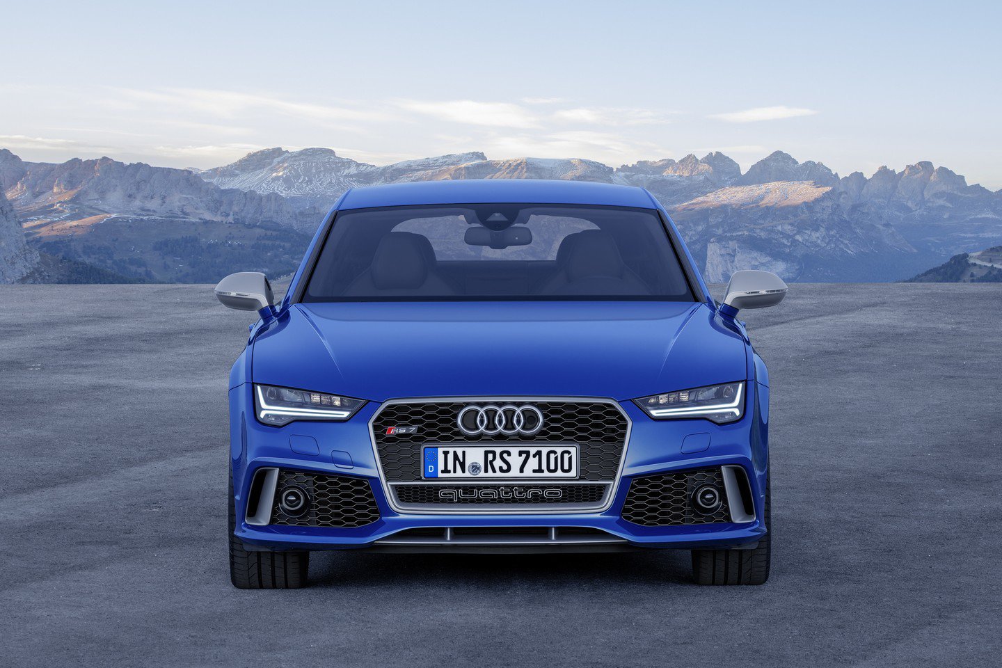 Maska chladiče obsahuje i výrazný nápis Quattro, Audi RS7 Sportback performance.