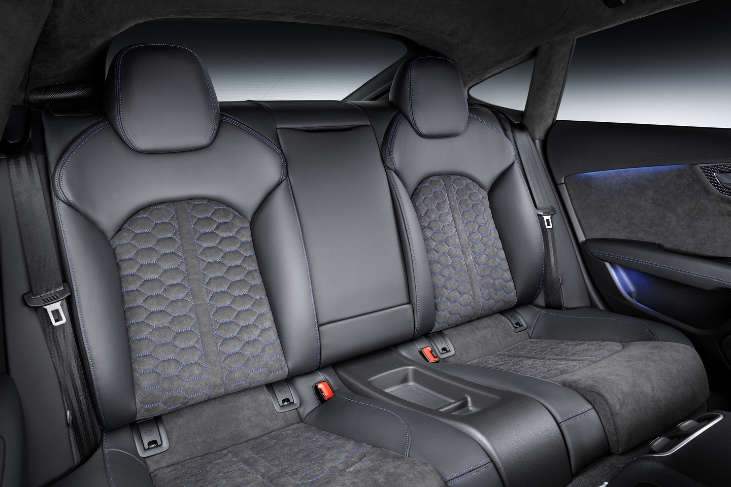 Vzadu jsou pouze dvě místa k sezení, Audi RS7 Sportback performance.