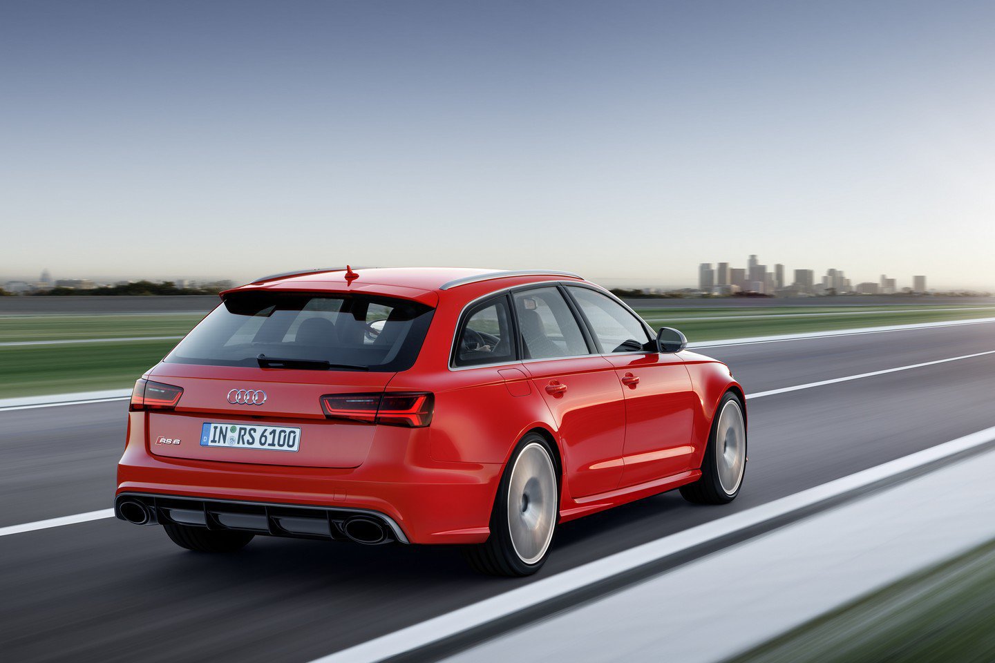 Rychlost v přímce je neuvěřitelná, Audi RS6 Avant performance.