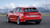 Vzadu je nový difuzor se čtyřmi koncovkami výfuku, Audi RS6 Avant performance.