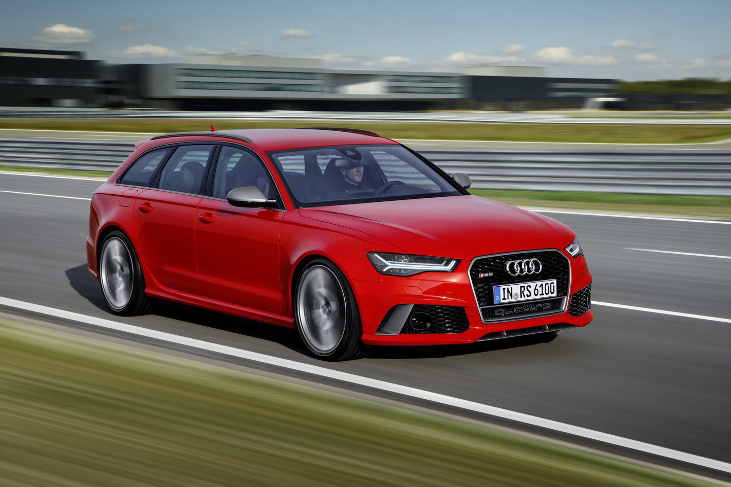 Z 0 na 100 km/h to umí za 3,7 sekundy, Audi RS6 Avant performance.