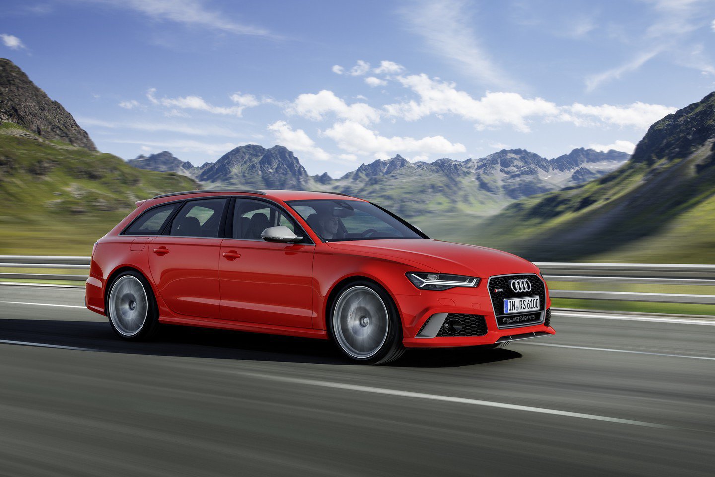 Ač to nevypadá, pohraje si i se supersporty, Audi RS6 Avant performance.