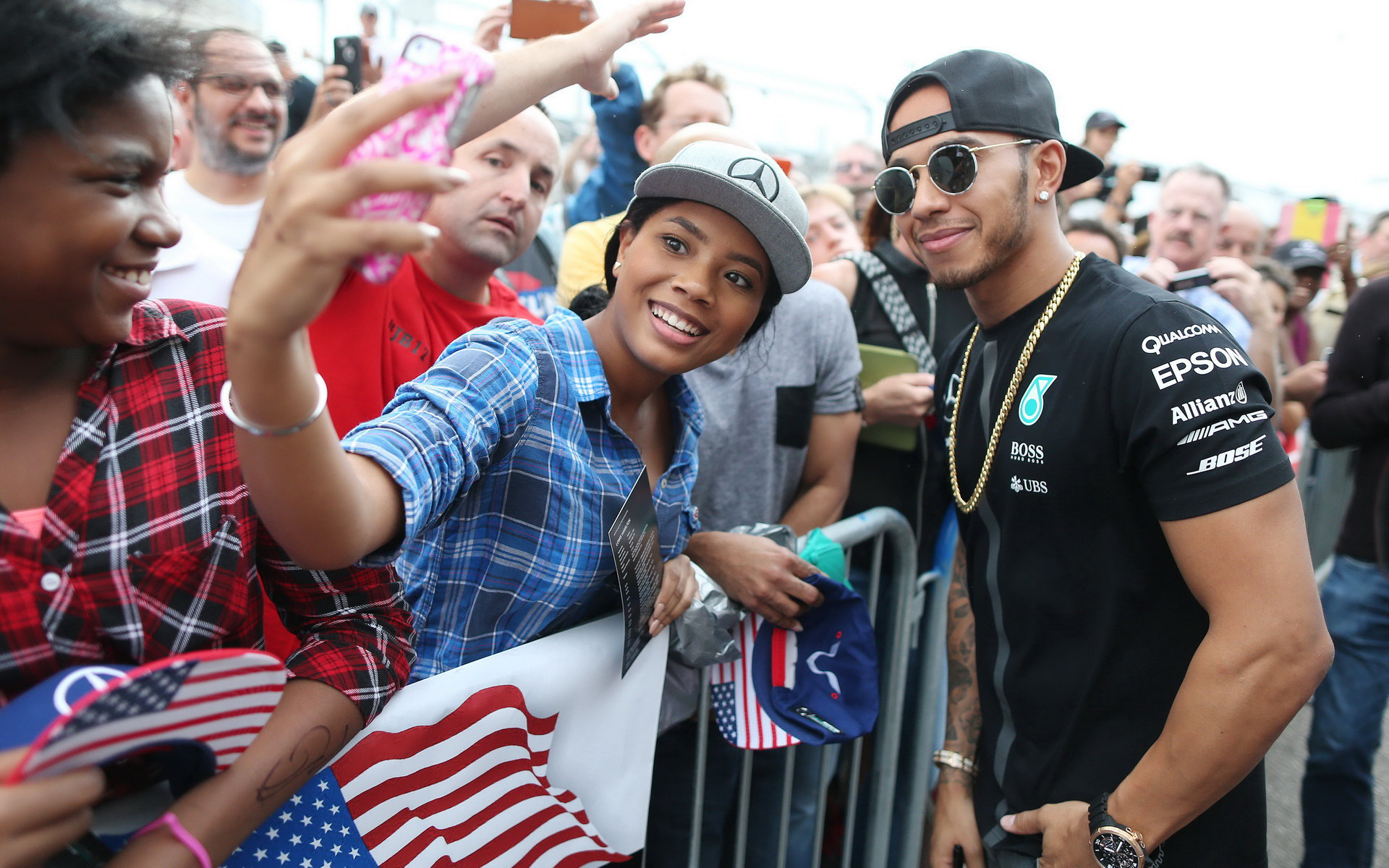 Lewis Hamilton při autogramiádě v Austinu