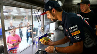 Daniel Ricciardo tráví volný čas v Austinu