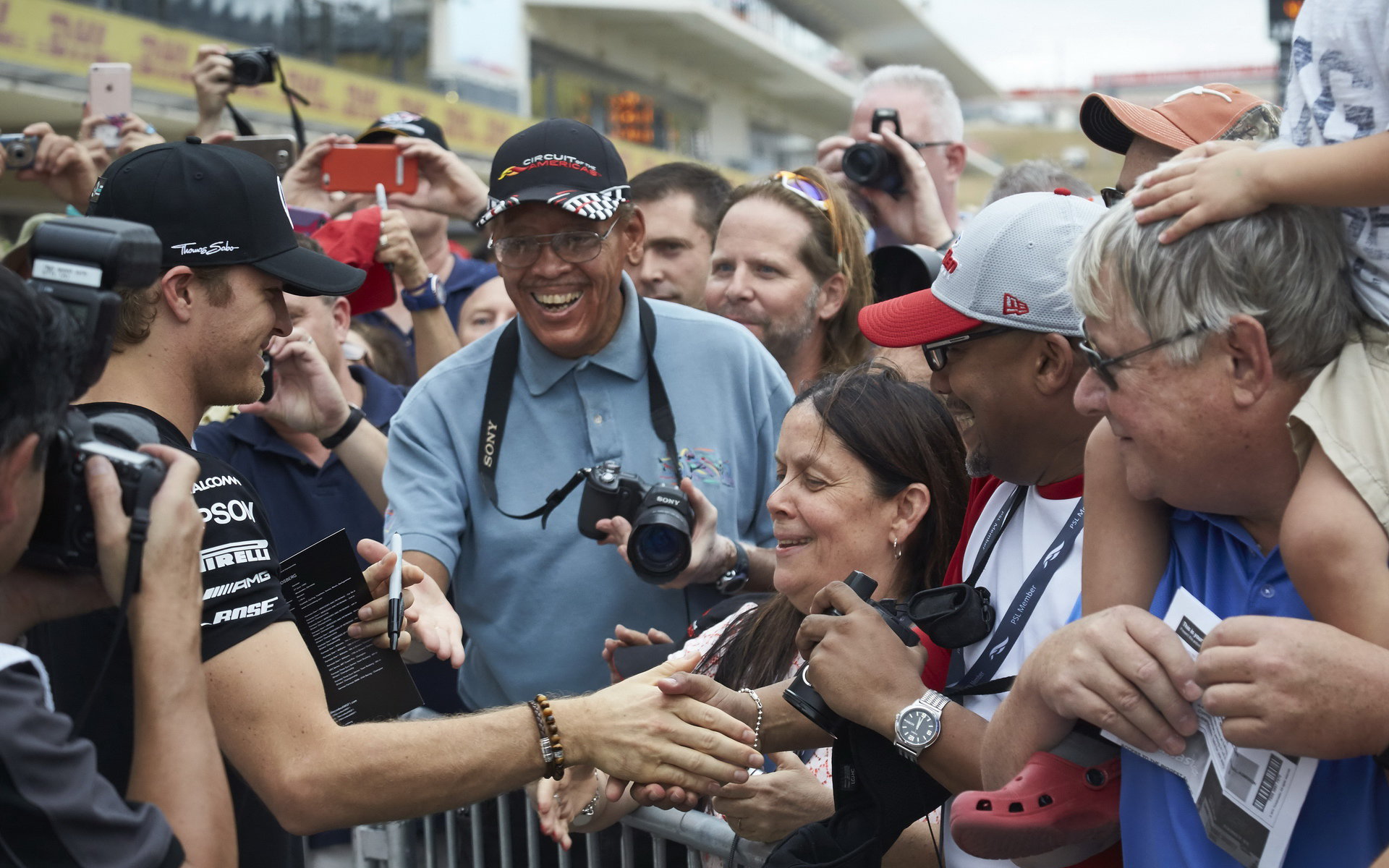 Nico Rosberg při autogramiádě v Austinu