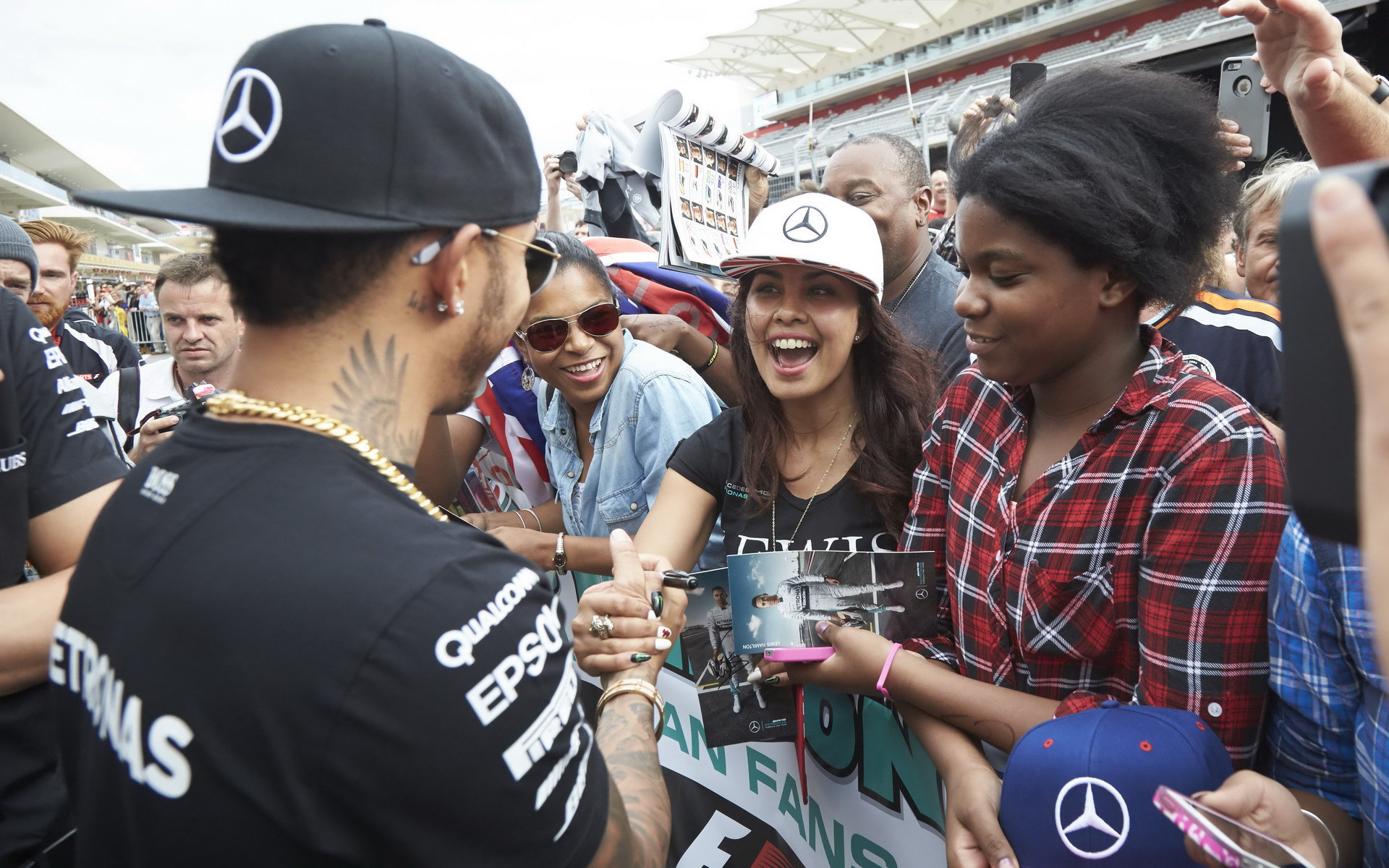 Lewis Hamilton při autogramiádě v Austinu