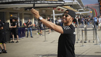 Lewis Hamilton a selfie s fanoušky v Austinu