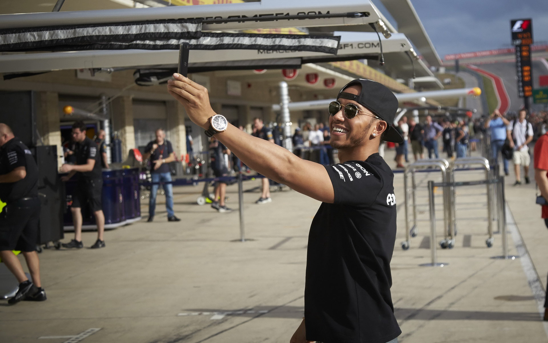 Lewis Hamilton a selfie s fanoušky v Austinu