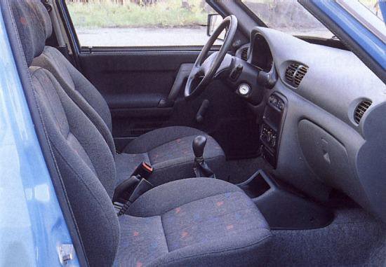 Interiér z Hyundaie Accent, ale také s prvky z Favorita, Tatra Beta.