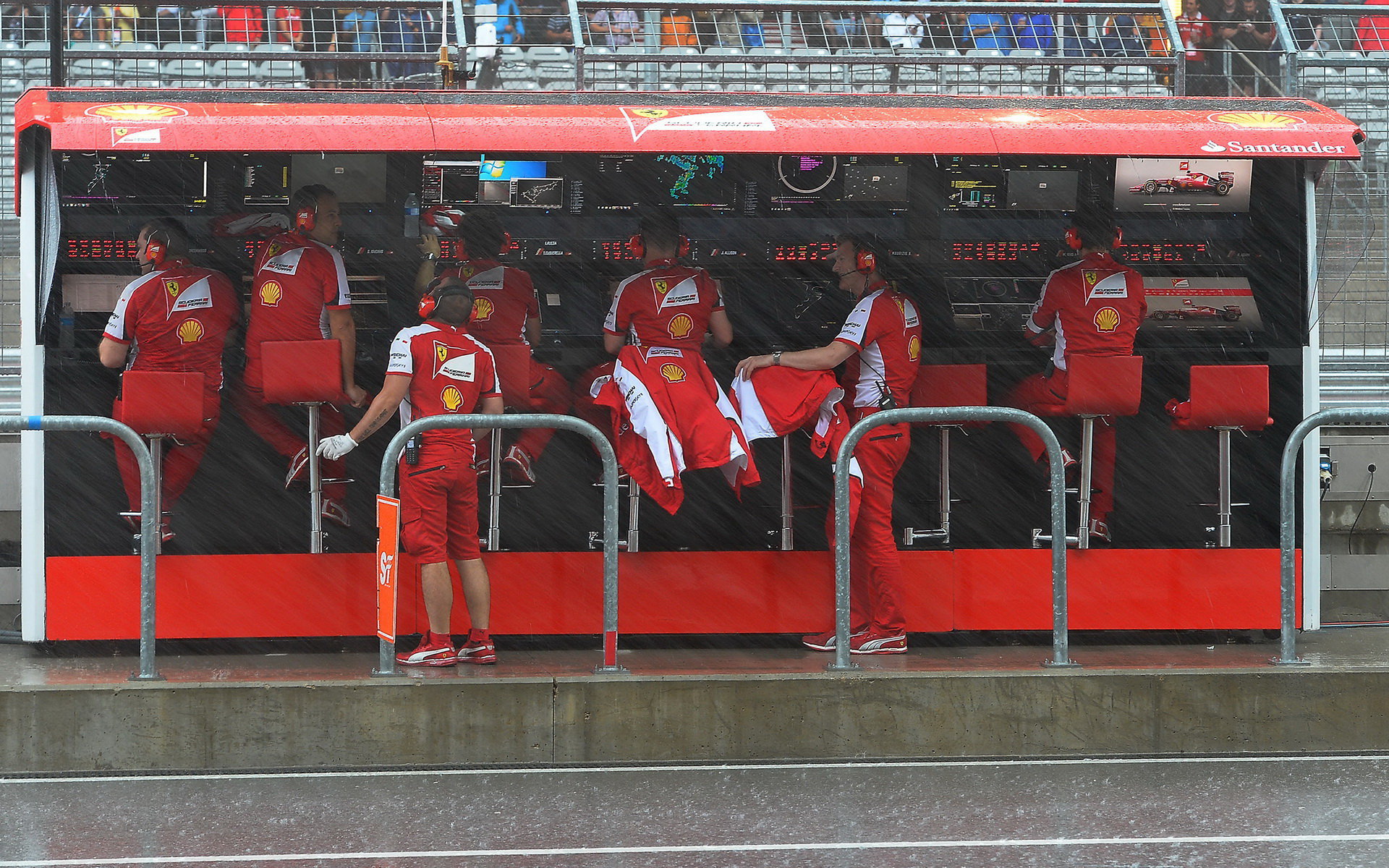 Pitwall Ferrari za silného deště v Austinu