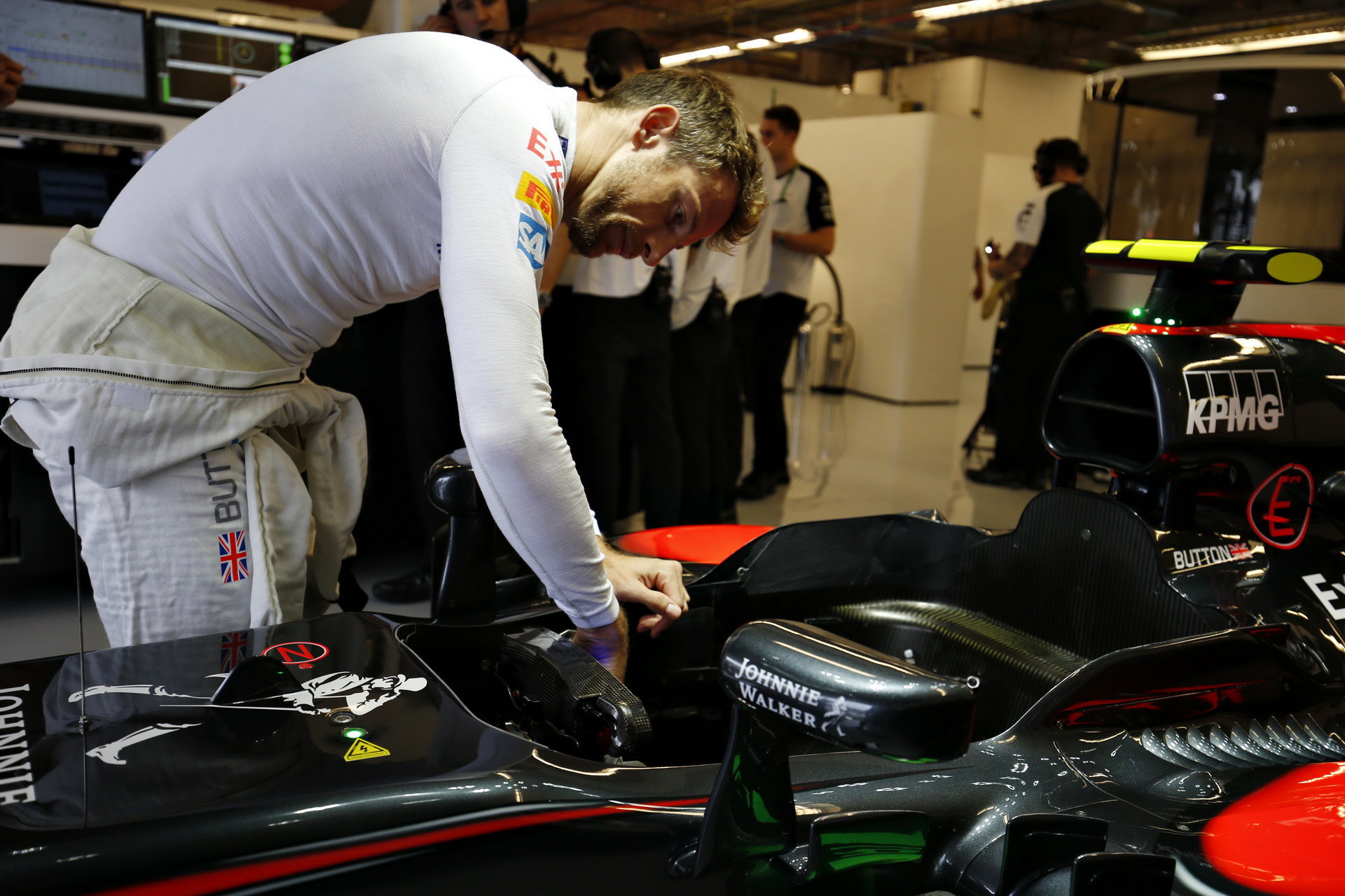 Jenson Button v Austinu kontroluje svůj vůz
