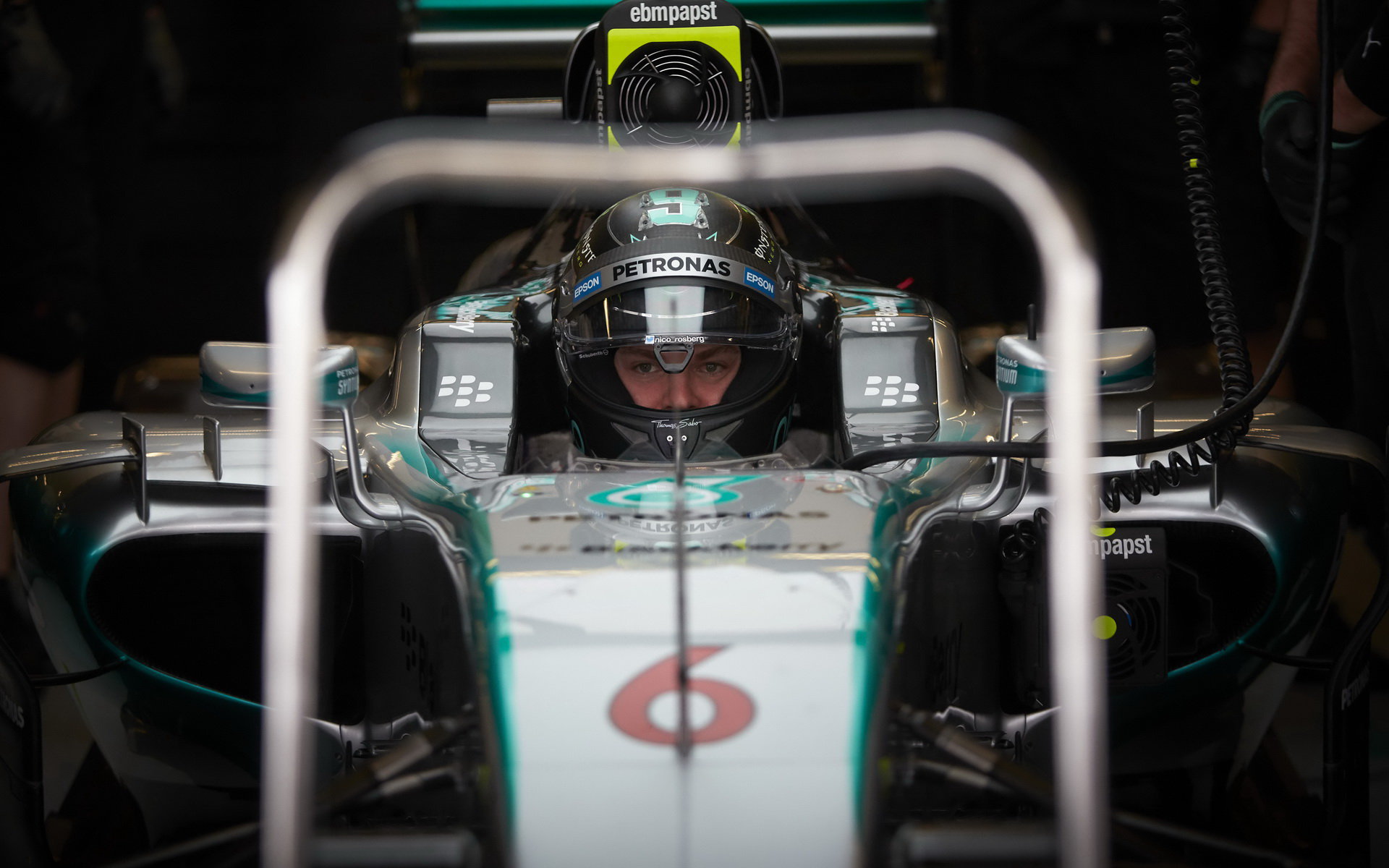 Nico Rosberg čeká na výjezd z boxů v Austinu