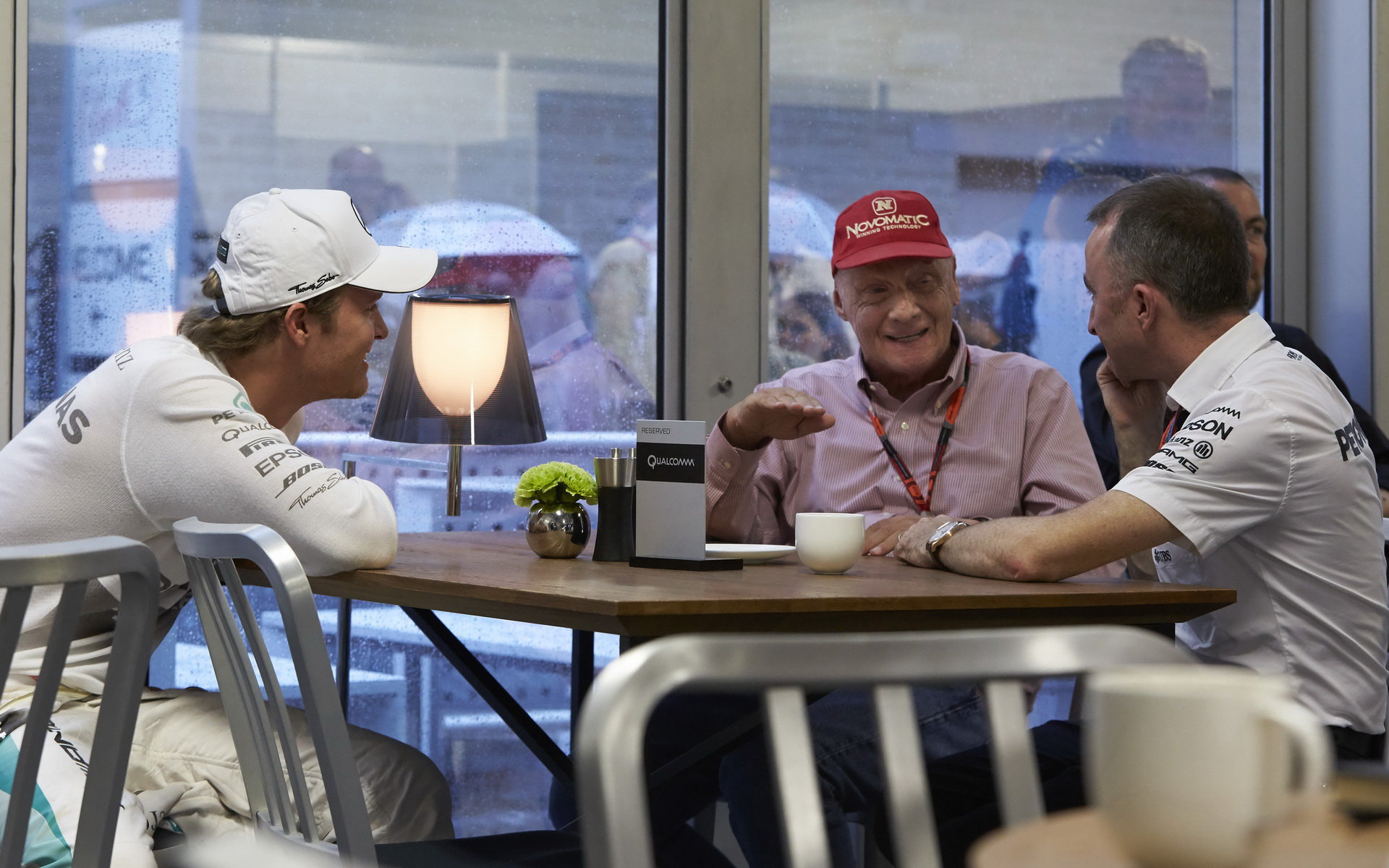 Nico Rosberg, Niki Lauda a Paddy Lowe v Austinu