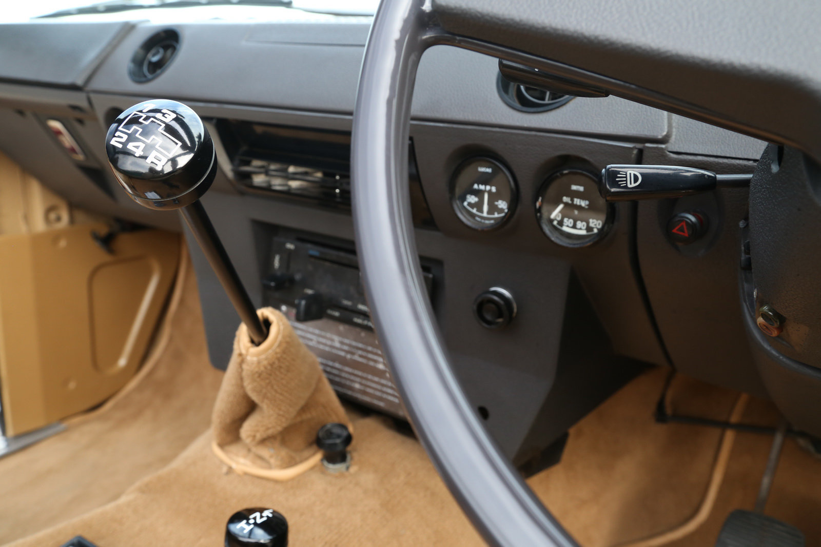 Nechybí dlouhá páka manuální převodovky, Range Rover Convertible.