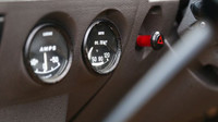 Budíky ukazují mimo jiné teplotu oleje, Range Rover Convertible.