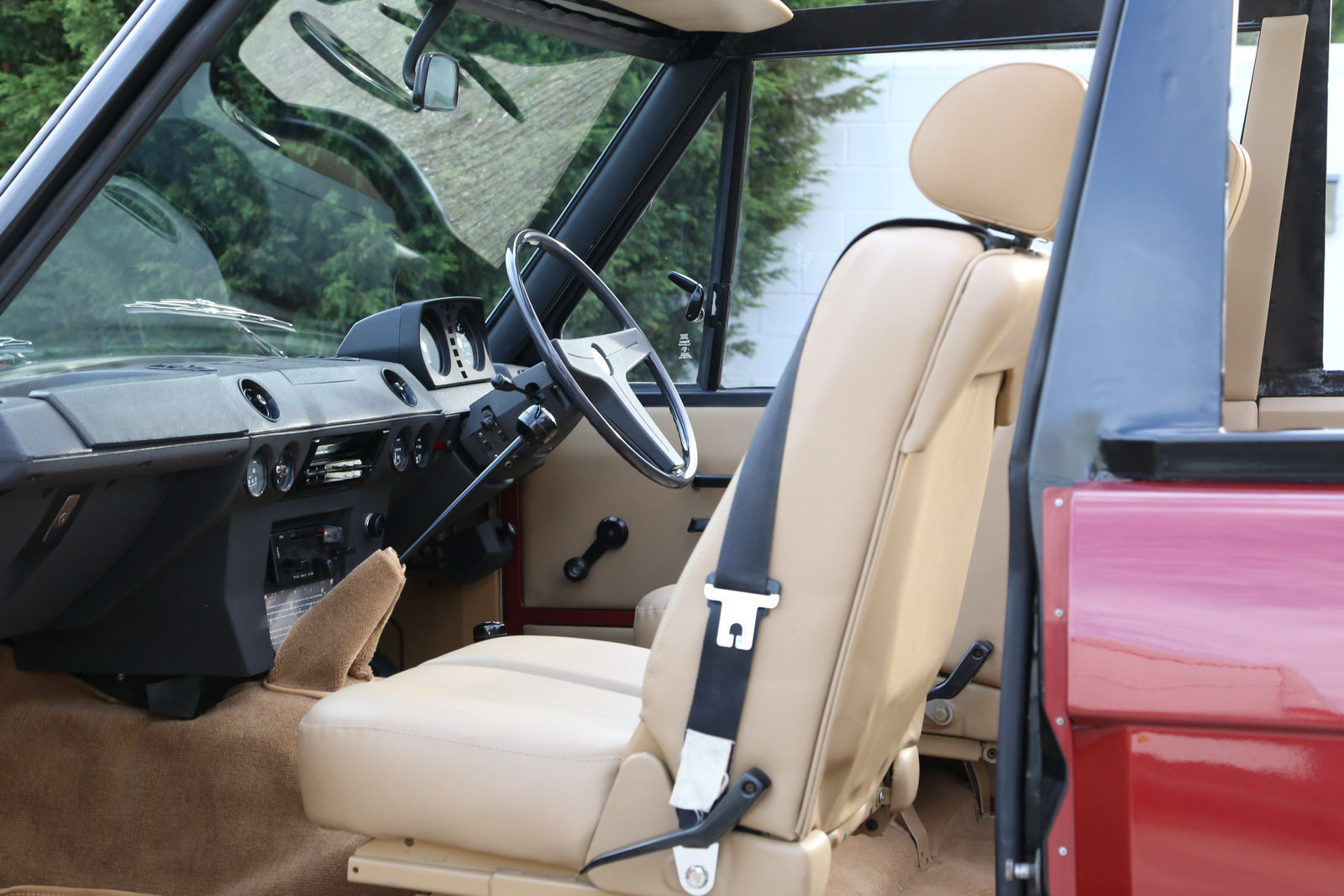 Interiér, čalouněný světlou kůží, je v původním stavu, Range Rover Convertible.