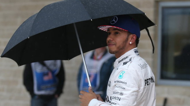 Začínají na Hamiltona pršet problémy?