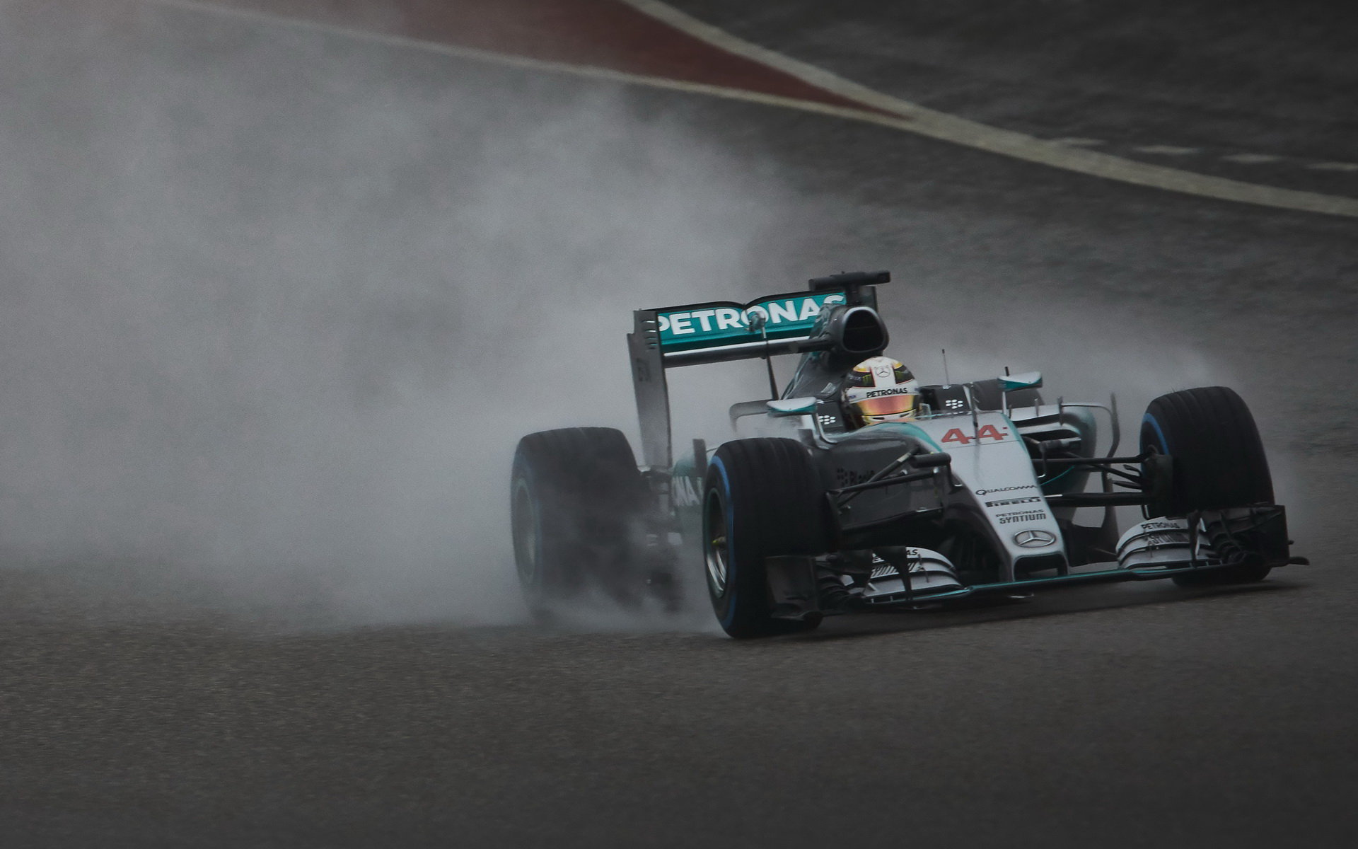 Lewis Hamilton na trati za deště