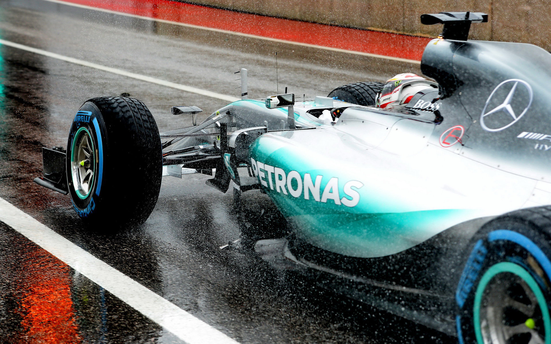 Lewis Hamilton vyjíždí za silného deště na trať v Austinu