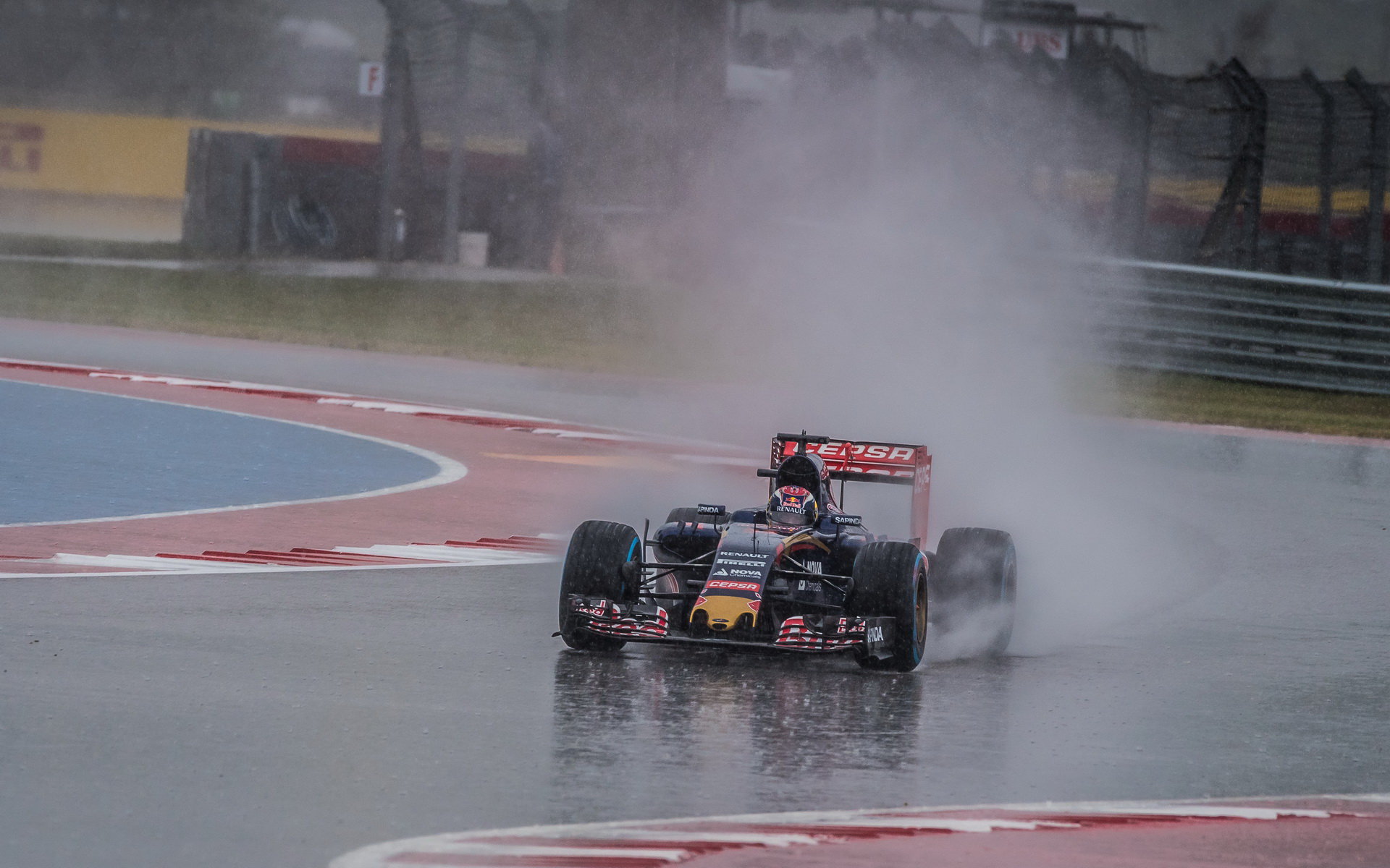 Max Verstappen za deště v Austinu