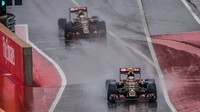 Pastor Maldonado a Romain Grosjean vyjíždějí z pitlane v Austinu