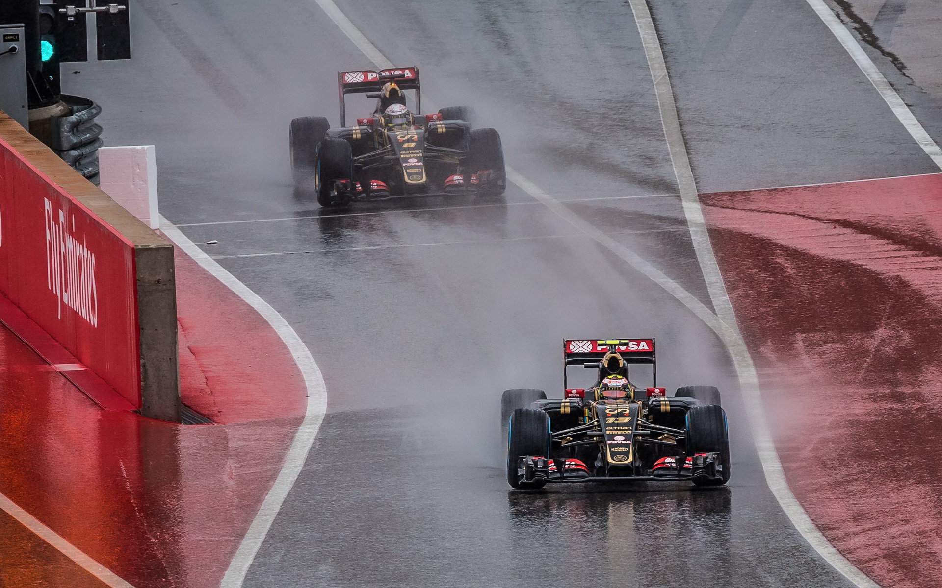 Pastor Maldonado a Romain Grosjean vyjíždějí z pitlane v Austinu