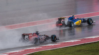 Felipe nasr a Max Verstappen válčí s deštěm v Austinu