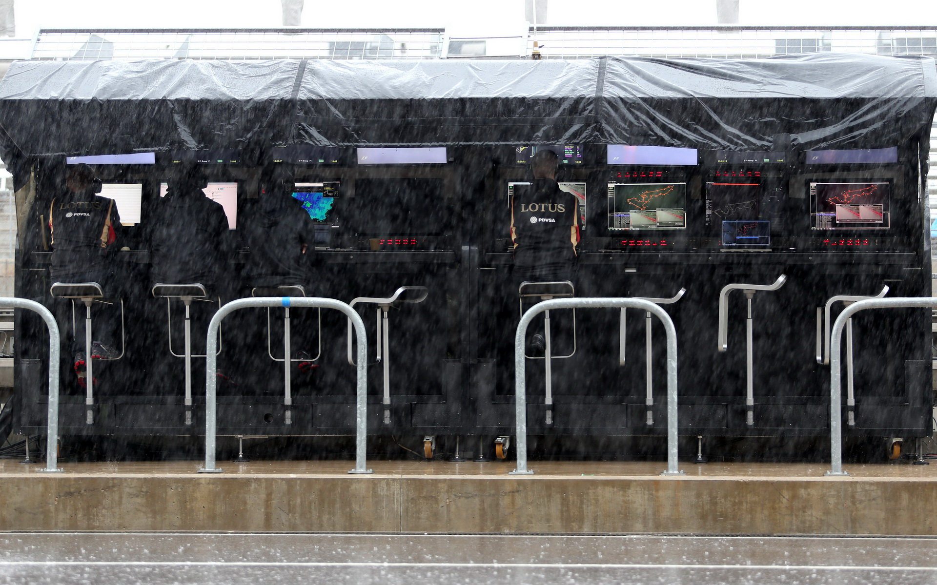 Pitwall týmu Lotus za deště v Austinu