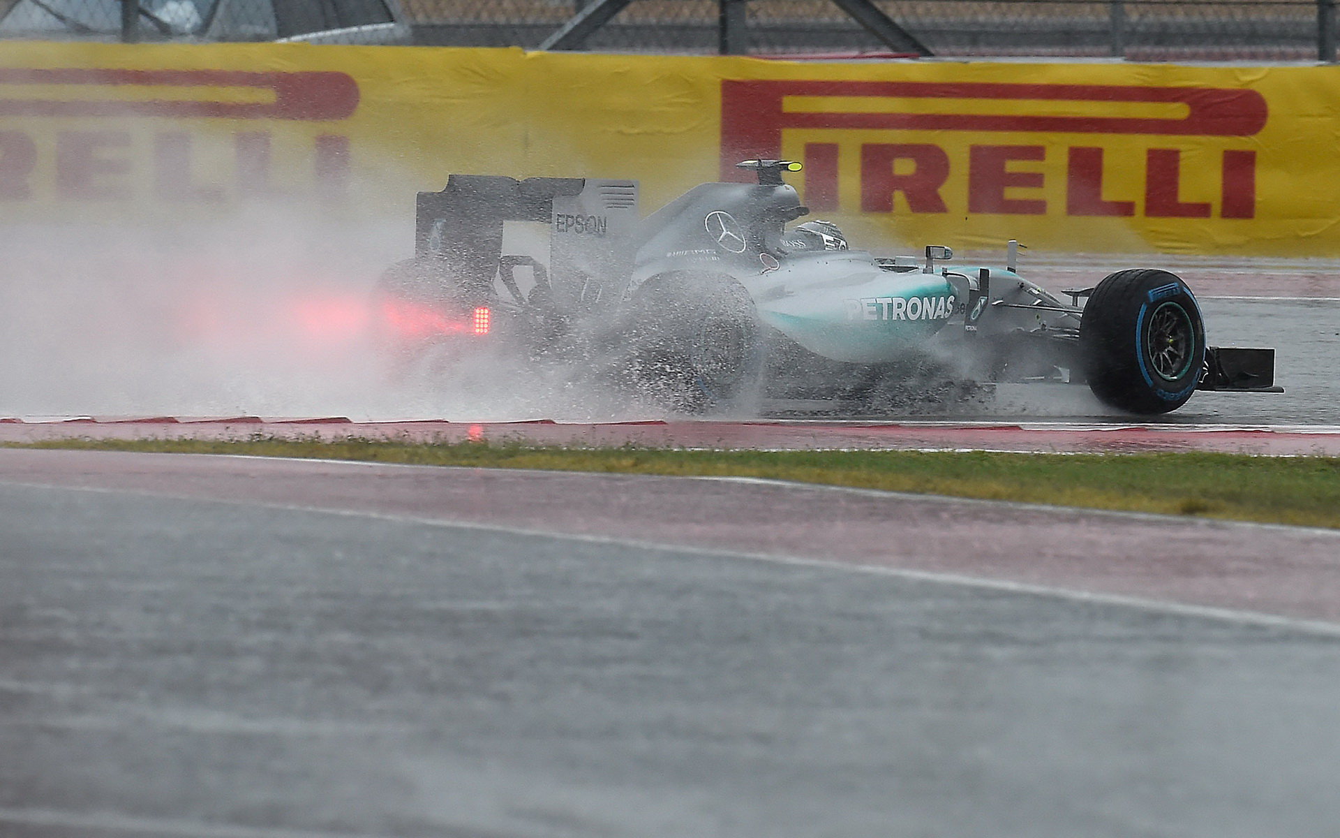 Nico Rosberg bojuje se silným deštěm v Austinu