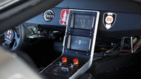 Kabina je vybavena mnoha displeji a ovladači, DeLorean DMC-12 - MARTY.