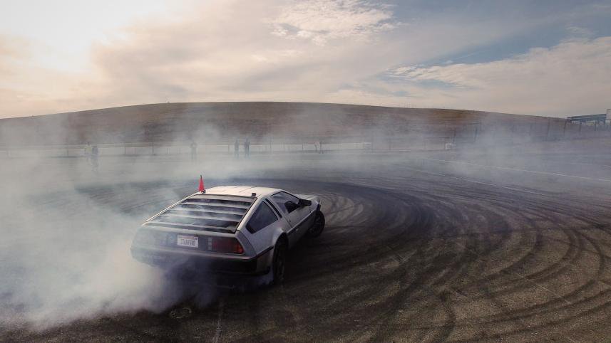 Kouře od zadních pneumatik je skutečně hodně, DeLorean DMC-12 - MARTY.