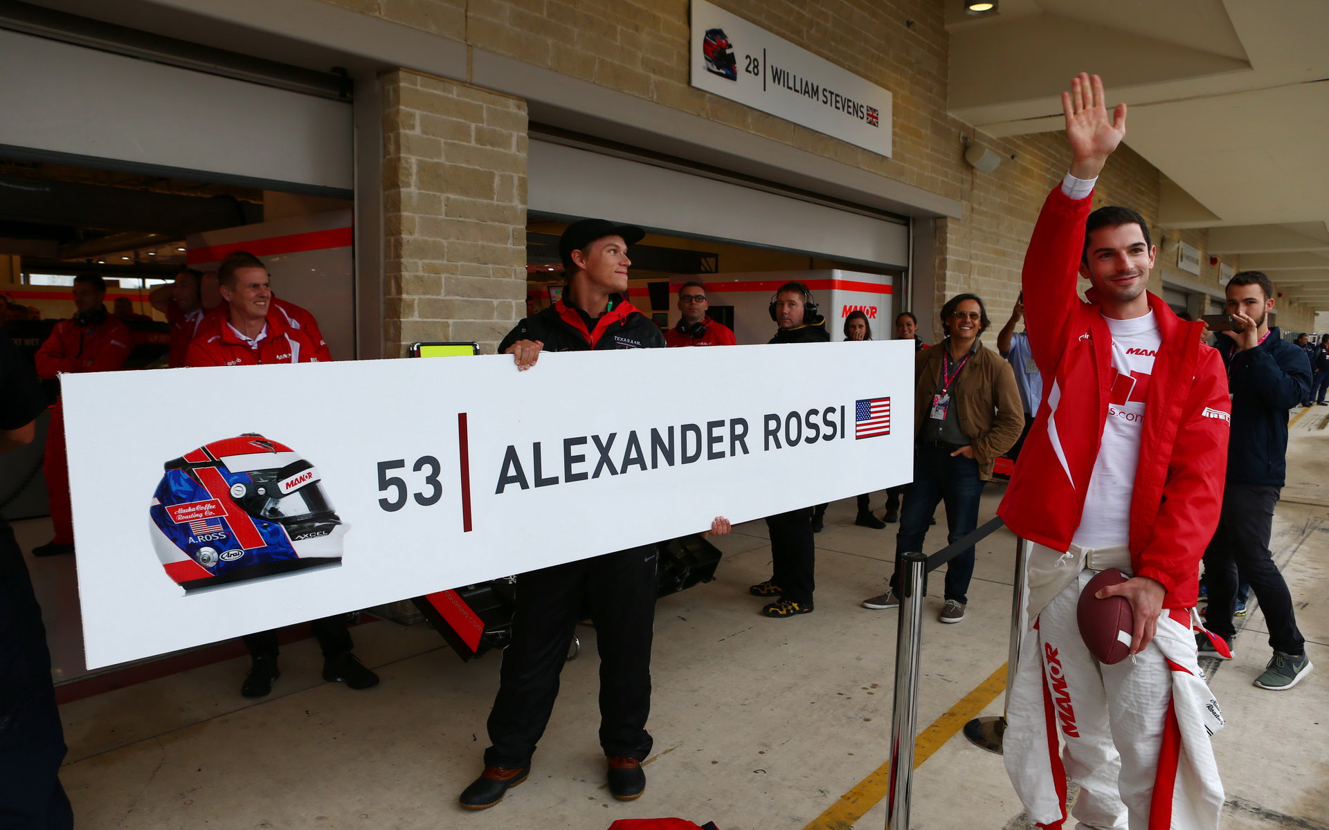 Alexander Rossi zdraví fanoušky v Austinu